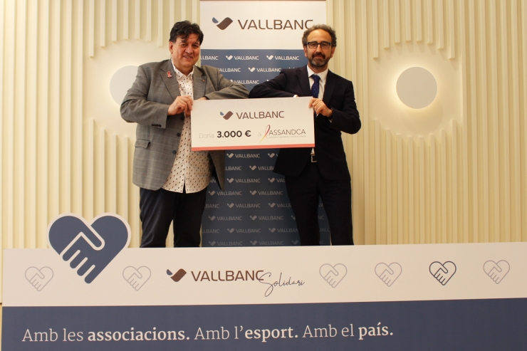 El president d'Assandca, Josep Saravia, i el director de Negoci de Vall Banc, Gerard Albà, durant l'entrega del xec.